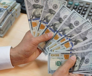 Giá vàng giảm, giá USD bất ngờ sụt mạnh