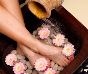 Ngâm chân vào mùa đông rất tốt nhưng 7 nhóm đối tượng sau phải tuyệt đối tránh