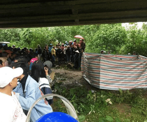 Hàng trăm người bật khóc bên thi thể nữ sinh lớp 11 để lại thư tuyệt mệnh rồi nhảy cầu tự tử