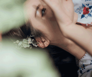 Đem cơm cho chồng, vợ đi theo được chứng kiến cảnh tượng phơi bày sự tử tế giả tạo của chồng