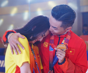 Khánh Thi ôm chầm lấy Phan Hiển khóc nức nở khi ông xã giành được HCV SEA Games sau 14 năm vắng bóng trên đấu trường quốc tế