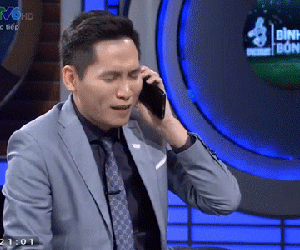 Video: BTV Quốc Khánh bị chỉ trích khi giả vờ gọi điện cho Văn Lâm, chế giễu Bùi Tiến Dũng