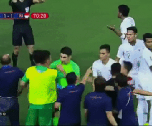 VIDEO: Đoàn Văn Hậu kẹp cổ đội trưởng U22 Indonesia