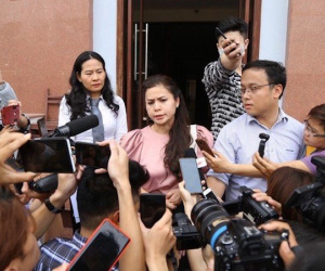 Bà Thảo truy hỏi ông Vũ: 'Cô gái ngồi trong phòng ngủ là ai?'