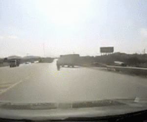 Video: Rùng mình cảnh xe tải quay đầu ẩu gây họa cho người đi đường
