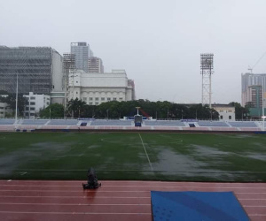 Trước trận U22 Việt Nam - U22 Singapore: Mặt sân ngập nước vì mưa lớn