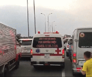 Video: Tắc đường do tai nạn, hàng trăm ô tô chủ động đánh lái mở đường cho xe cứu thương