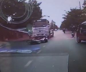 'Kẹp' 3 đánh võng ngã trước mũi xe bồn, cả 3 thanh niên bị cán thương vong