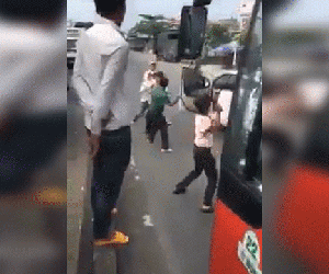Video: Nhóm người dùng hung khí lao vào chém tài xế xe khách ngay giữa đường