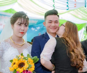 Bức ảnh cưới gây 'bão' mạng xã hội: Cô gái vô tư hôn chú rể trong ngày cưới, cô dâu đứng cạnh mặt không cảm xúc