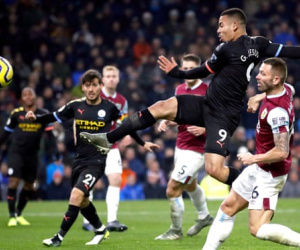 Gabriel Jesus lập cú đúp, Man City thắng dễ trên sân Burnley