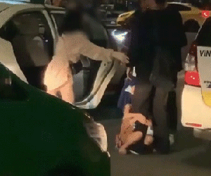 Xin tiền khách du lịch nhưng không được cho, 2 bé gái ăn xin ôm chân và đấm đá với thái độ bực tức