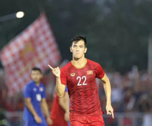 Bố cầu thủ Tiến Linh: 'Tôi thót tim, lo lắng khi thấy con trai đá penalty'