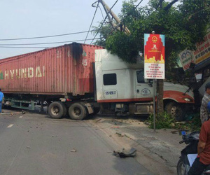 Xe container nổ lốp đâm đổ dải phân cách, lao vào đường ngược chiều, húc thẳng nhà dân