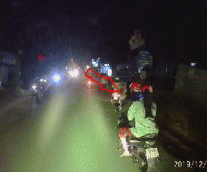 Video: 'Chân dài' ngồi Exciter táo tợn giật dây chuyền giữa phố Sài Gòn