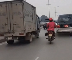 Clip: Người phụ nữ vắt chéo chân đi xe máy như làm xiếc trên đường phố Hà Nội gây phẫn nộ