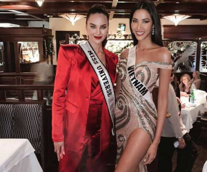 Hoàng Thùy đứng chung khung hình cùng đương kim Hoa hậu Hoàn vũ, khoe sắc vóc nuột nà bất phân thắng bại