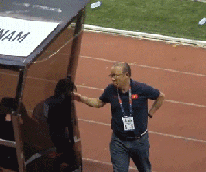 Video: Lộ giây phút HLV Park Hang-seo căng thẳng, không dám nhìn học trò đá penalty