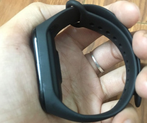 Mua vòng tay thông minh bảo hành 6 tháng vừa được 1 tháng đã liệt máy, nữ khách hàng sốc nặng khi shop đòi 'tìm lại vỏ hộp' mới cho bảo hành