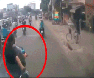 Video: Lột mũ 'cà khịa' tài xế xe tải, 2 thanh niên nhận kết đắng