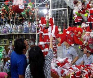 Nhộn nhịp thị trường đồ Giáng sinh