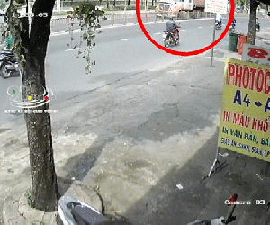 Video: Xe container nổ lốp đâm sập nhà dân, 2 người đi xe máy thoát chết