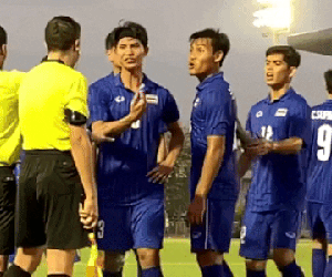 Nhận phạt đền, hậu vệ U22 Thái Lan quát trọng tài: 'Ông là người Việt Nam đúng không?'