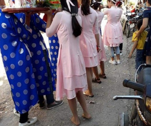 Ngán ngẩm với style khó hiểu của dàn gái xinh bê tráp: Trên áo dài hồng phấn lung linh, dưới chân như chuẩn bị đi...lội ruộng