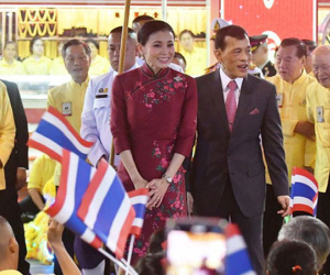 Hoàng hậu Thái Lan diện sườn xám cách tân khoe vẻ đẹp rạng ngời trước dân chúng