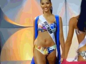Hoàng Thùy tự tin diễn bikini giữa dàn mỹ nhân té sấp mặt trong đêm bán kết Miss Universe 2019