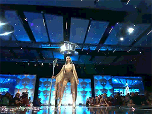Video: Hoàng Thùy trình diễn Quốc phục 'Cafe phin sữa đá' trên sân khấu bán kết Miss Universe 2019
