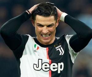 Ronaldo lập công, Juventus vẫn thua sấp mặt