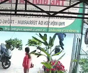 Video: Kinh hoàng giây phút nam thanh niên cố tình lao vào đầu xe buýt tự tử