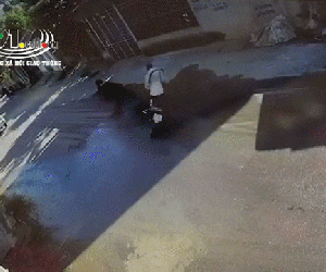 Video: Phóng xe tốc độ cao, nam sinh trượt ngã rồi lao thẳng vào gầm xe tải