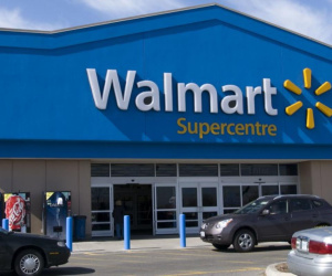 Walmart bị chỉ trích vì bán áo len in hình ông già Noel sử dụng ma túy