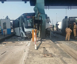 Hiện trường vụ xe khách lao vào trạm thu phí cao tốc TP.HCM - Trung Lương