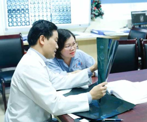 Người mẹ ung thư di căn não chấp nhận mất trí nhớ để giữ con trong bụng