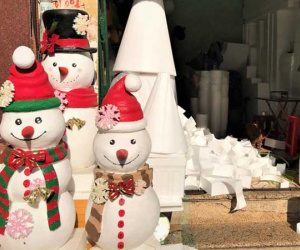 Tất bật 'nặn' người tuyết dịp Noel, người dân phố cổ thu chục triệu mỗi ngày