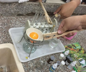 Chưa kịp ăn sáng đã phải đến lớp, nhóm học sinh 'lầy lội' rán trứng trong phòng thí nghiệm khiến giáo viên cũng bất lực