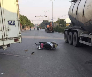 Hà Nội: Xe máy va chạm với xe tải khiến mẹ tử vong, con gái 6 tuổi chấn thương sọ não