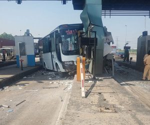 Xe khách tông vào trạm thu phí trên cao tốc Trung Lương, nhiều hành khách hoảng loạn