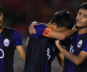 Cầu thủ Campuchia suy sụp, gục xuống sân khóc như mưa khi hụt HCĐ tại SEA Games 30