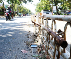 Chùm ảnh: Những 'cái bẫy' chết người từ dải phân cách hư hỏng ở Ninh Thuận