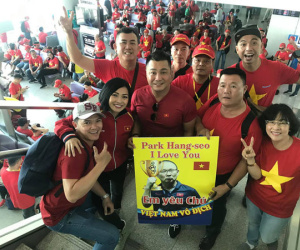 Phương Thanh, Lý Hùng, Nhật Cường hòa chung màu áo đỏ cùng hàng trăm CĐV Việt Nam tại sân bay sang Philippines chuẩn bị chung kết SEA Games 30