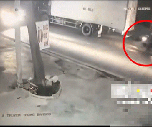 Video: Tông đuôi xe tải rồi ngã xuống đường, người đàn ông chết thảm dưới bánh container