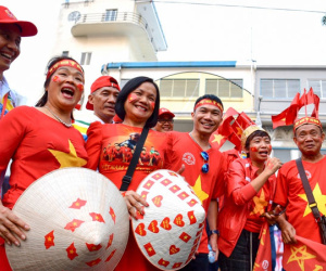 Cổ động viên Việt Nam 'nhuộm đỏ' sân Rizal Memorial