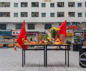 Hà Nội: Cư dân chung cư cúng xôi gấc, gà luộc cầu may cho U22 Việt Nam giành chức vô địch