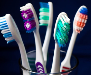 Cô gái 19 tuổi 'nuốt chửng' bàn chải đánh do cười đùa trong lúc đánh răng