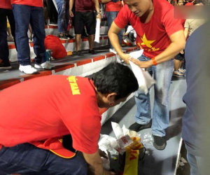 Những hình ảnh tuyệt đẹp sau chiến thắng lịch sử : CĐV Việt Nam nán lại khán đài SVĐ Philippines để thu nhặt rác sạch sẽ
