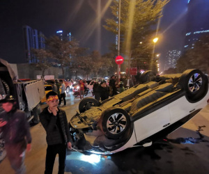 Honda CRV lật ngửa trên phố Hà Nội đúng lúc dòng người đổ ra đường ăn mừng chiến thắng U22 Việt Nam